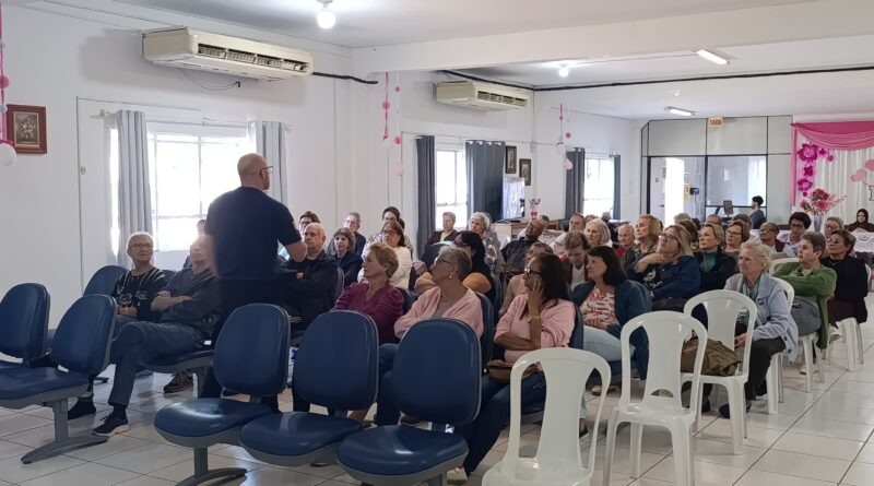 Idosos do CCI participam de palestra sobre segurança no trânsito em Gaspar